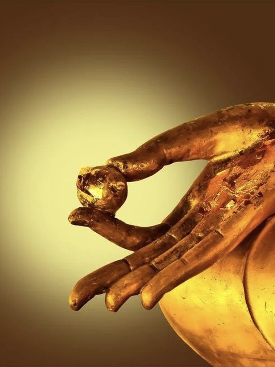 Vergoldete Thai-Hand in Vitarka-Mudra – das Zeichen von Muetong, den goldenen Händen
